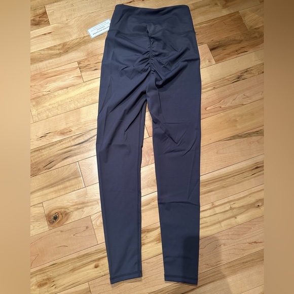 Astoria Luxe Scrunch Legging - Picture 3 of 8